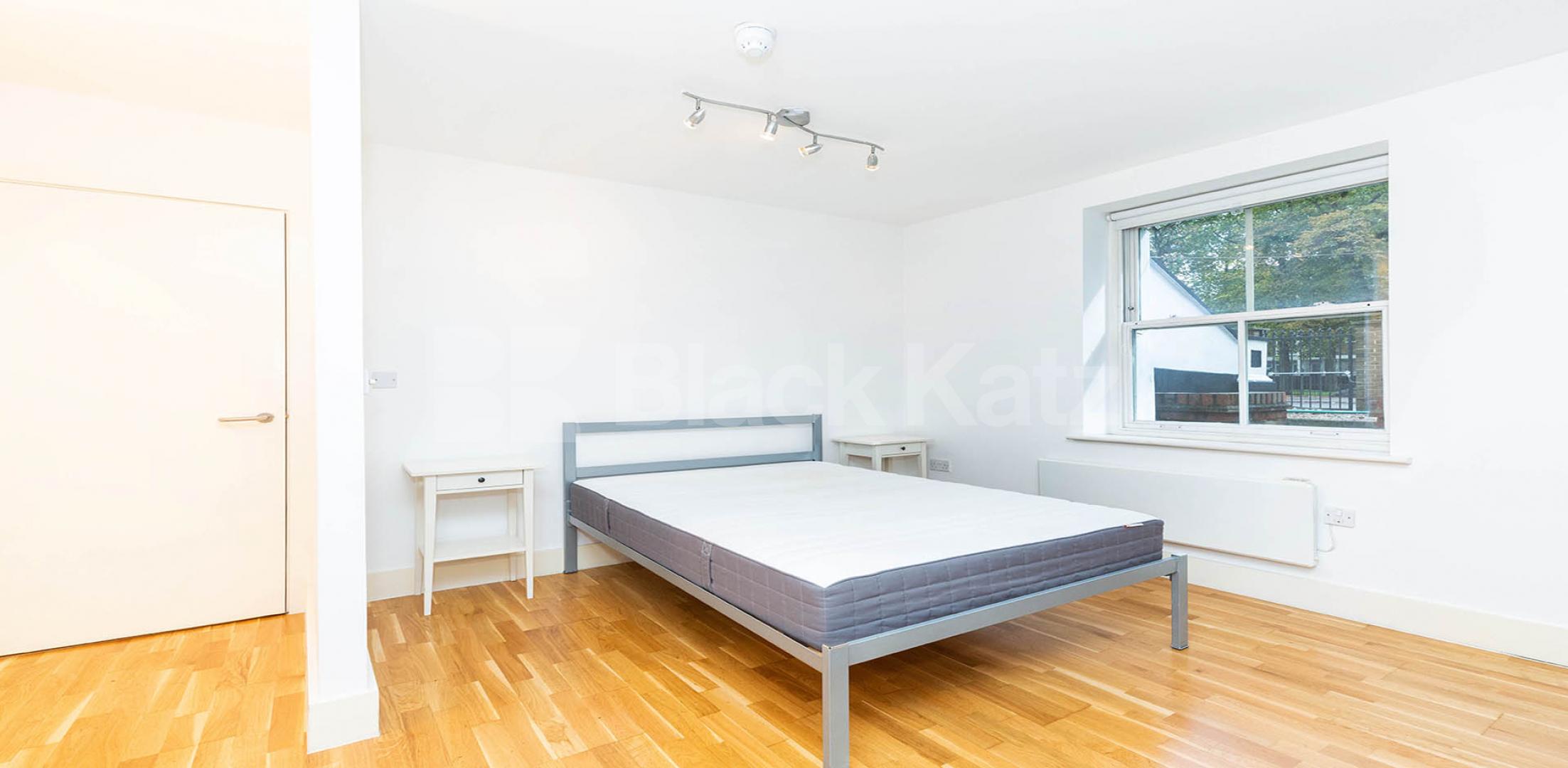 Modern studio within period House mins to tube and shops Frognal, Hampstead